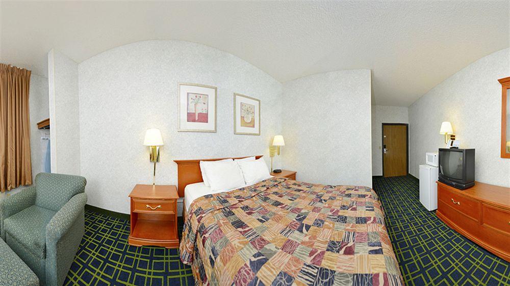 Days Inn By Wyndham Topeka Zewnętrze zdjęcie