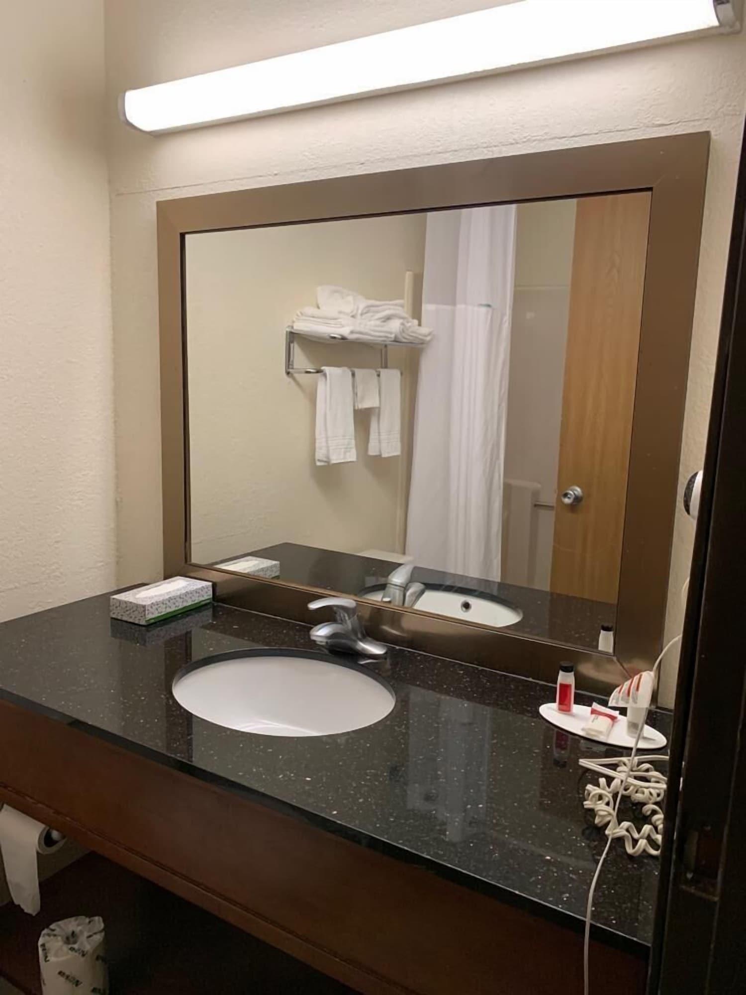 Days Inn By Wyndham Topeka Zewnętrze zdjęcie