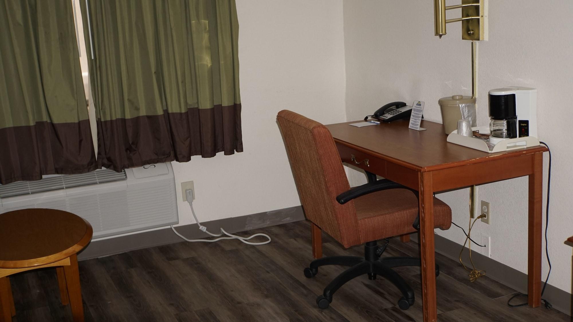 Days Inn By Wyndham Topeka Zewnętrze zdjęcie