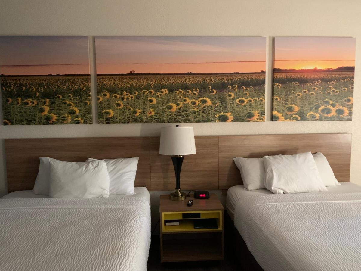 Days Inn By Wyndham Topeka Zewnętrze zdjęcie