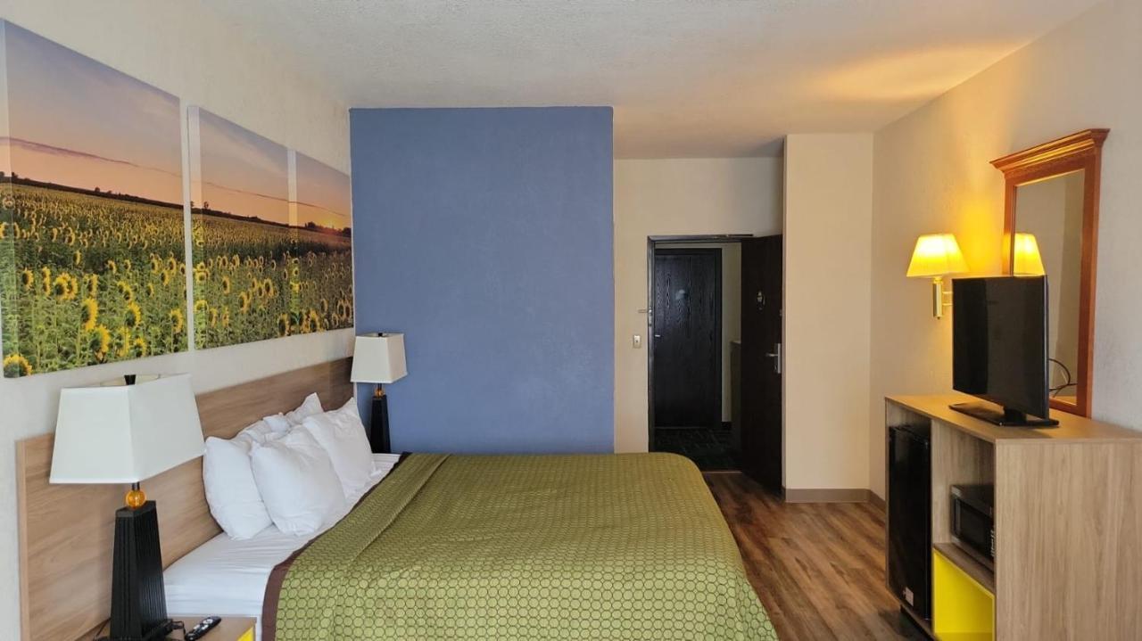 Days Inn By Wyndham Topeka Zewnętrze zdjęcie