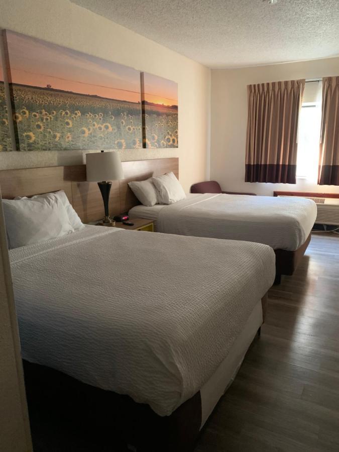 Days Inn By Wyndham Topeka Zewnętrze zdjęcie