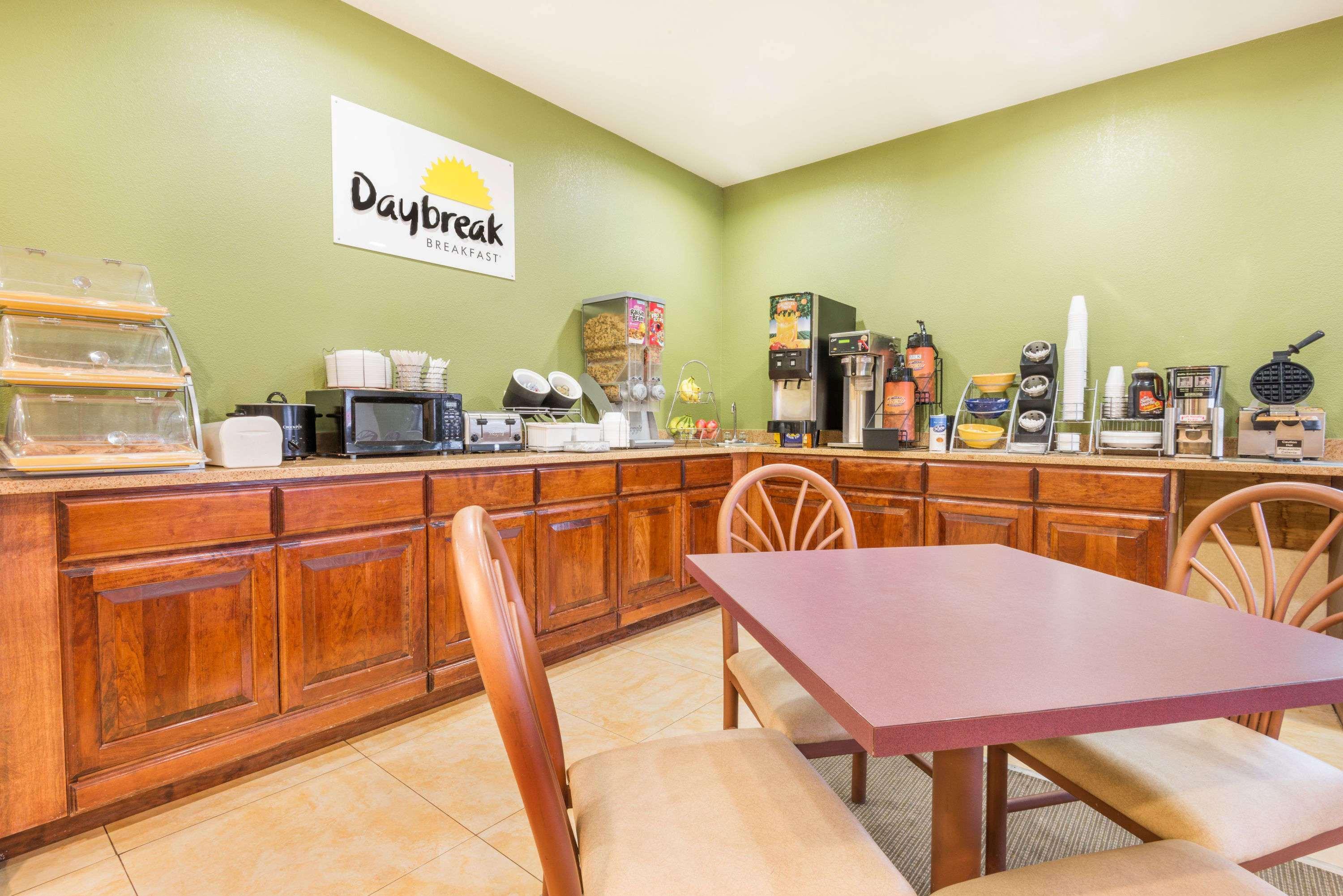 Days Inn By Wyndham Topeka Zewnętrze zdjęcie