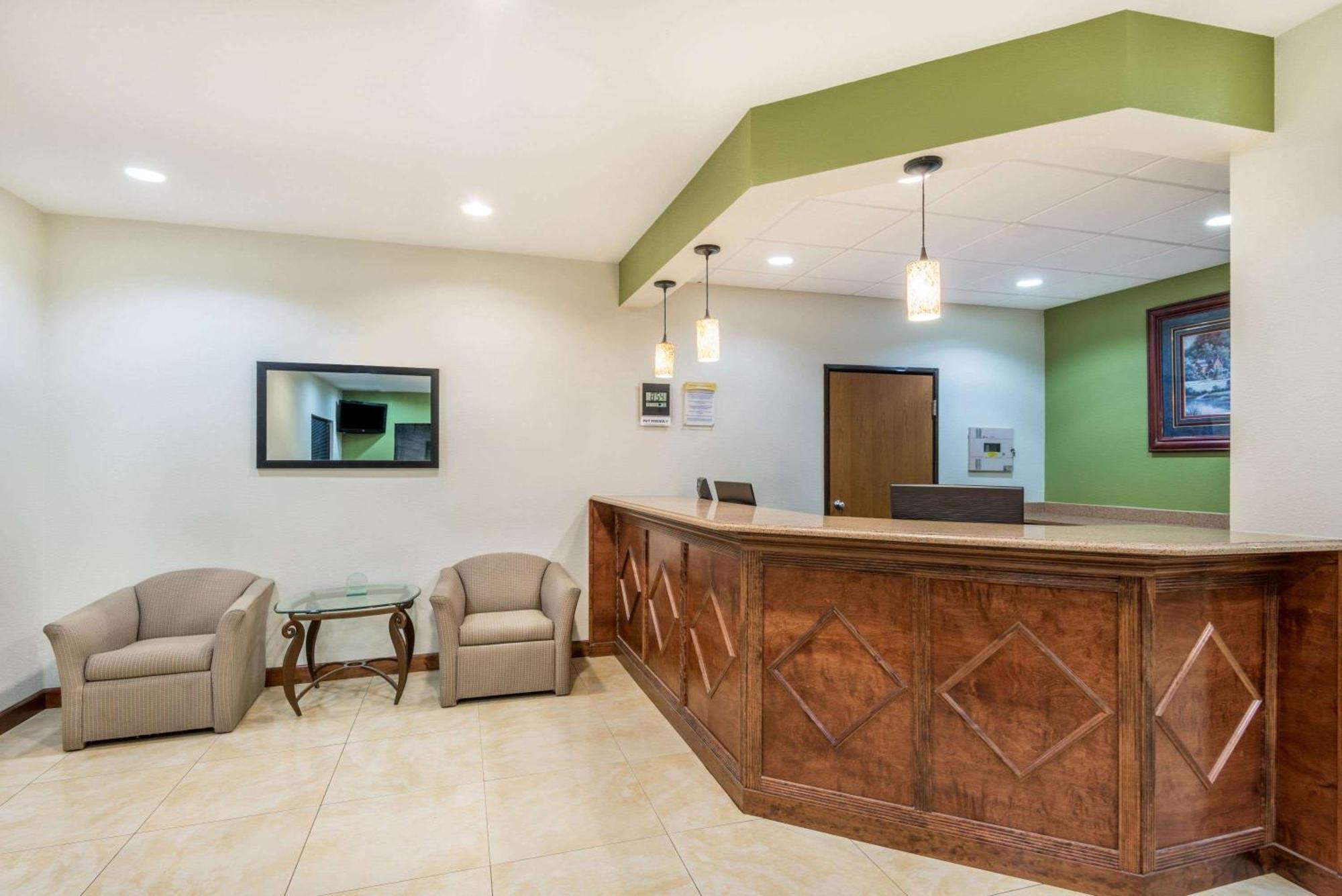 Days Inn By Wyndham Topeka Zewnętrze zdjęcie