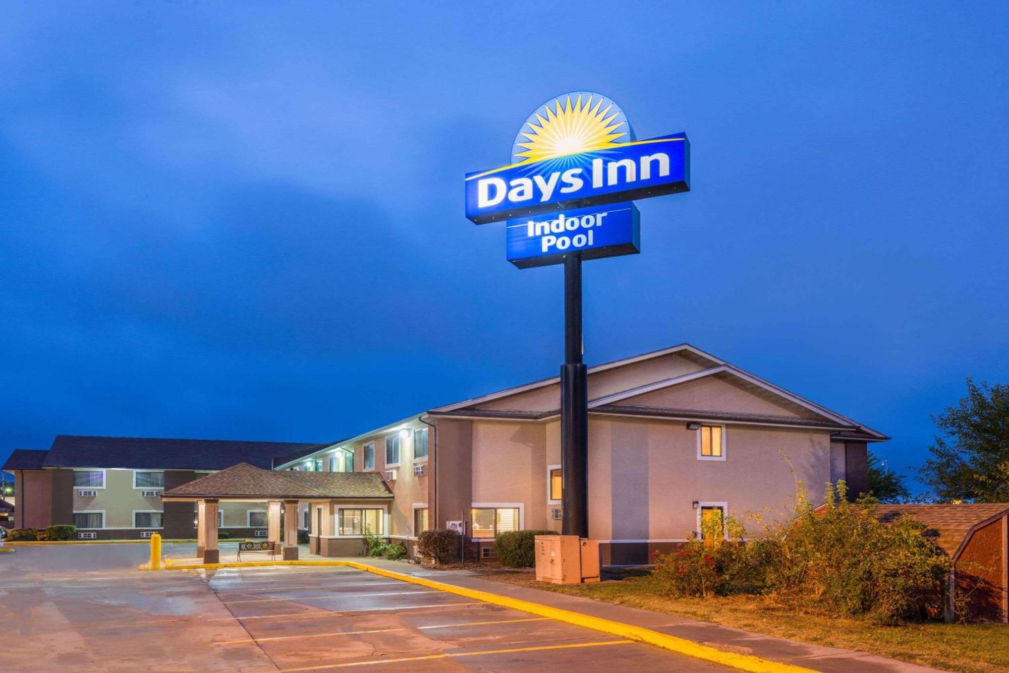 Days Inn By Wyndham Topeka Zewnętrze zdjęcie