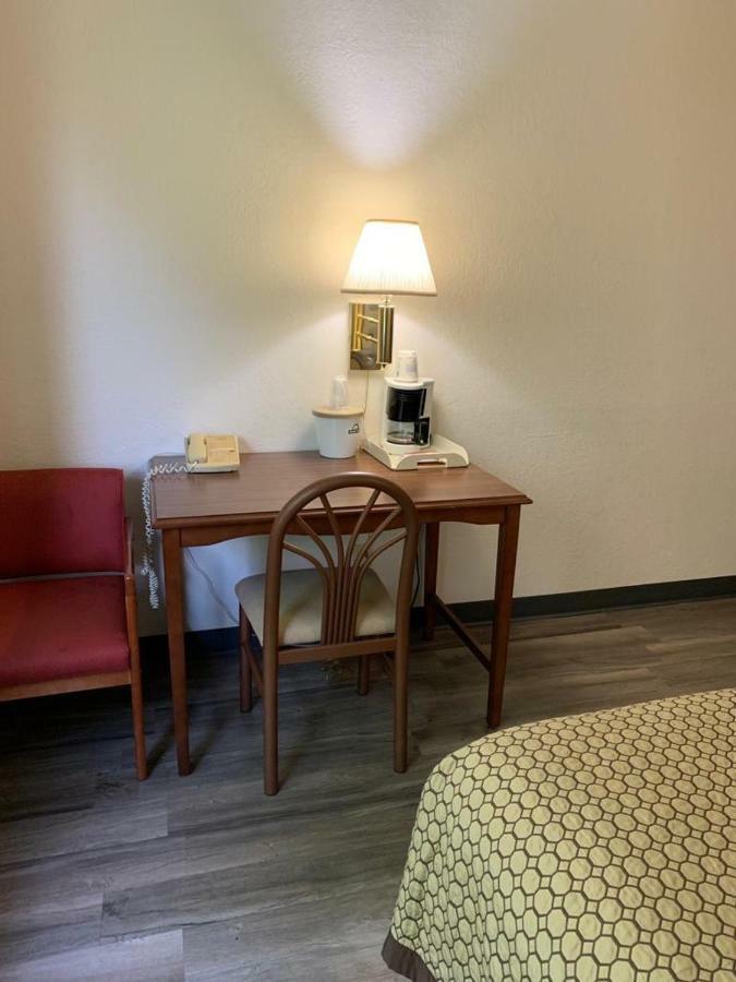 Days Inn By Wyndham Topeka Zewnętrze zdjęcie