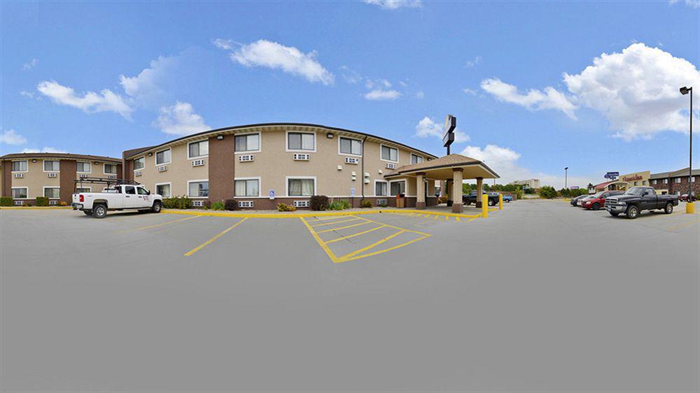Days Inn By Wyndham Topeka Zewnętrze zdjęcie